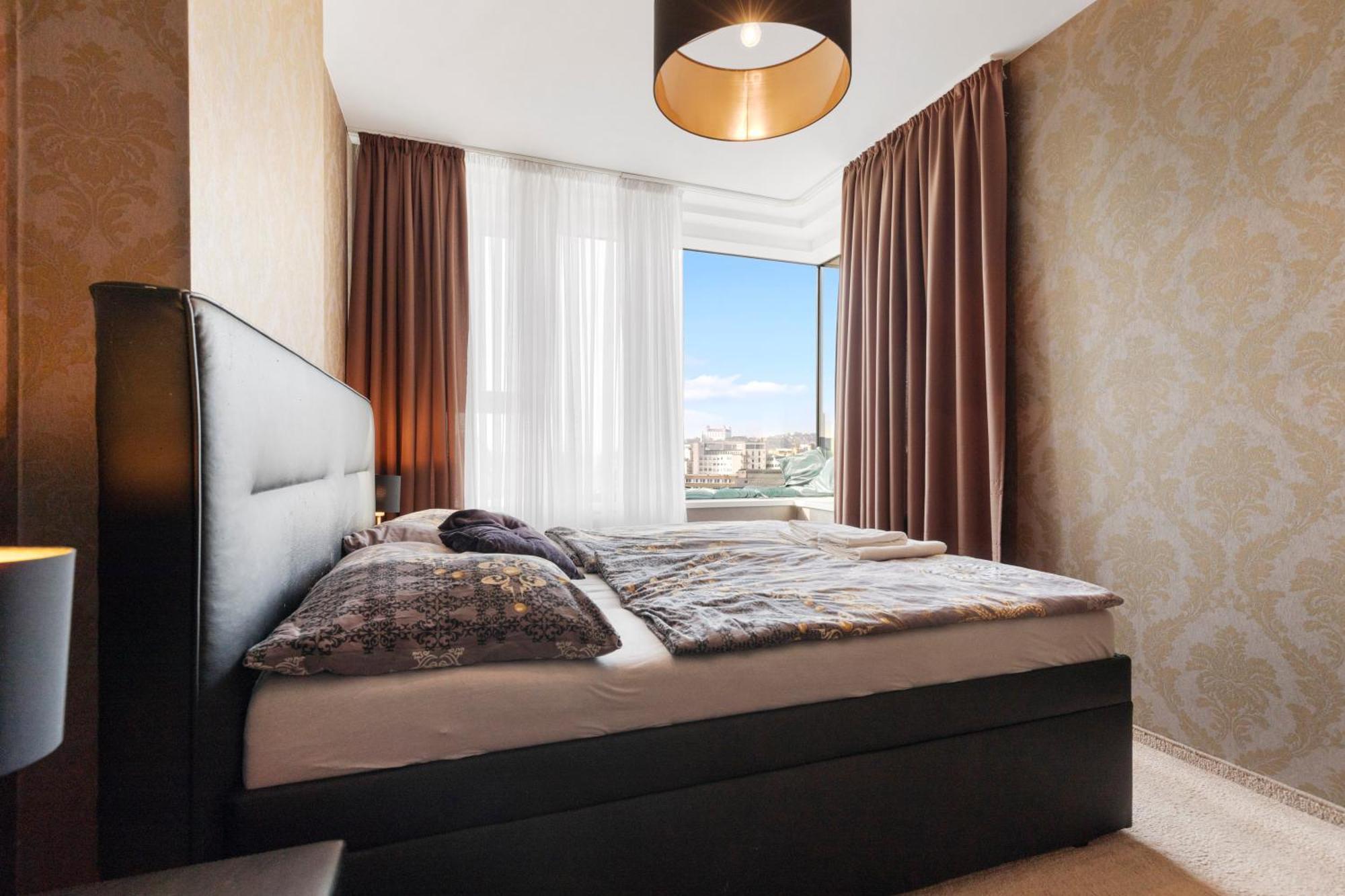 Panorama City Apartment In Downtown Area With Free Parking And Castle View Братислава Экстерьер фото