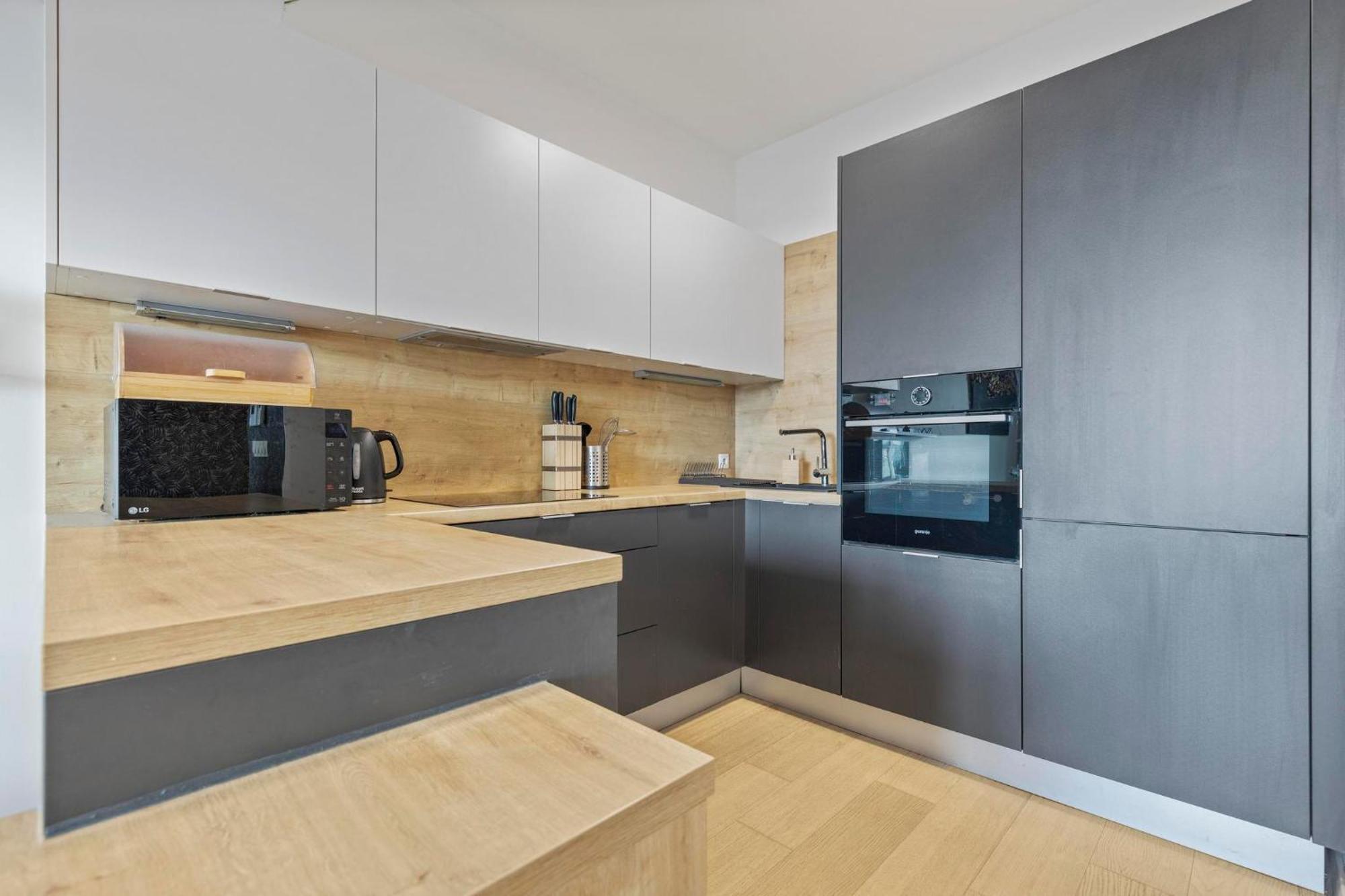 Panorama City Apartment In Downtown Area With Free Parking And Castle View Братислава Экстерьер фото