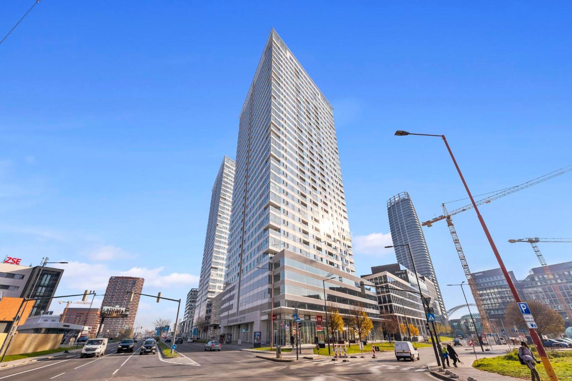 Panorama City Apartment In Downtown Area With Free Parking And Castle View Братислава Экстерьер фото
