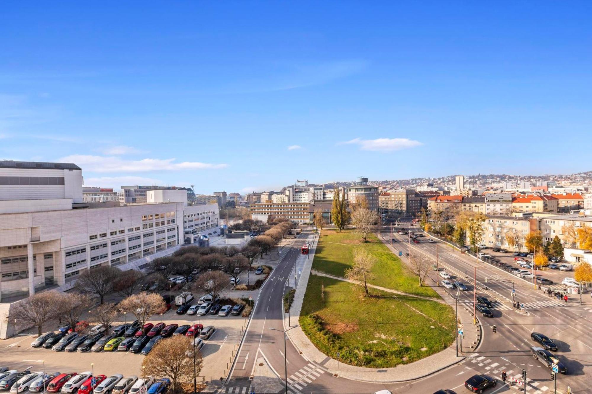 Panorama City Apartment In Downtown Area With Free Parking And Castle View Братислава Экстерьер фото