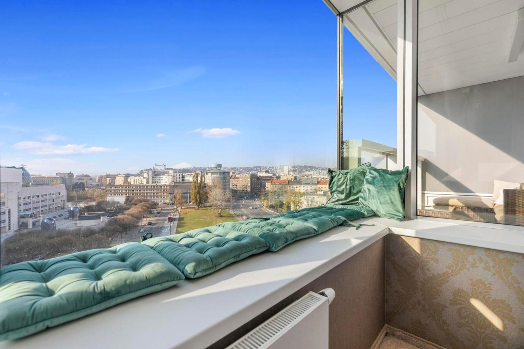 Panorama City Apartment In Downtown Area With Free Parking And Castle View Братислава Экстерьер фото