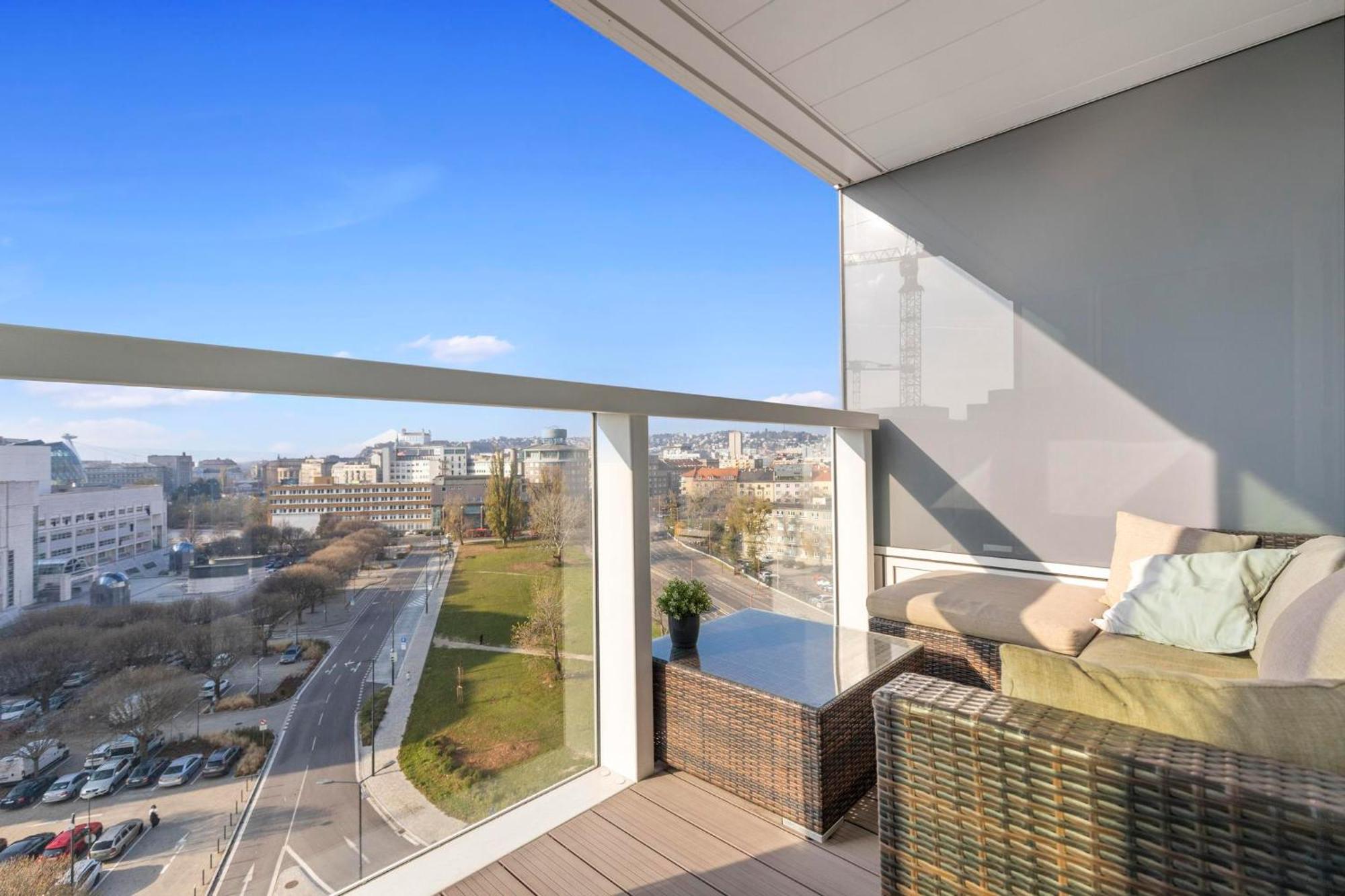 Panorama City Apartment In Downtown Area With Free Parking And Castle View Братислава Экстерьер фото