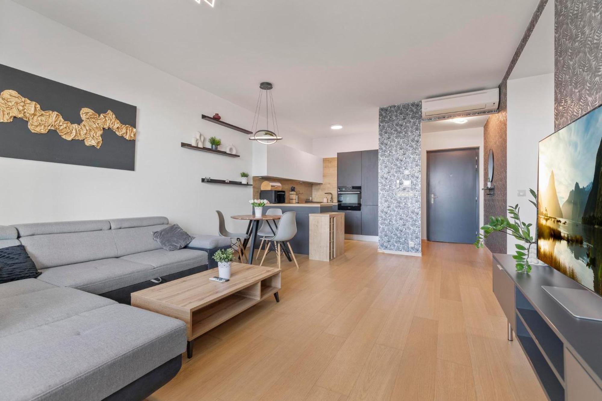 Panorama City Apartment In Downtown Area With Free Parking And Castle View Братислава Экстерьер фото